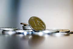 Рубль и акции перешли к снижению на новостях с Украины