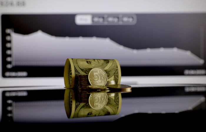 Рубль слегка снизился к доллару и почти не изменился к евро на старте торгов