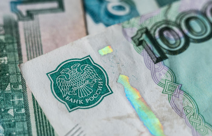 Рубль умеренно растет к доллару и евро на старте торгов на фоне позитивных сигналов с внешних рынков