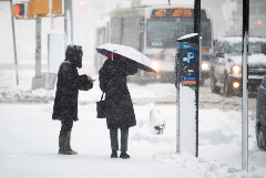 Тысячи людей на Восточном побережье США остались без электричества из-за снежного шторма