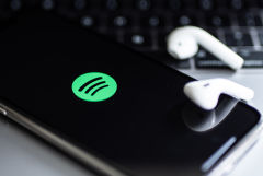 Сервис Spotify начнет отмечать подкасты с обсуждением COVID-19