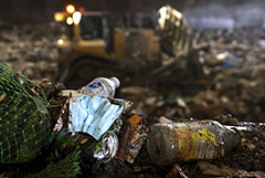 В ВОЗ обеспокоились вредом природе от выбрасываемых масок