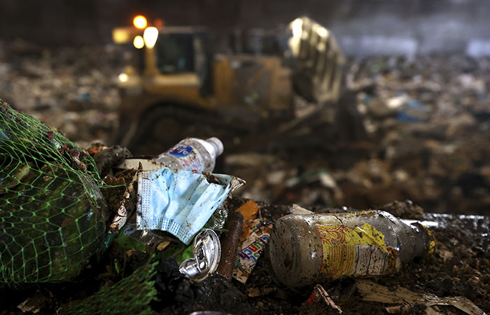 В ВОЗ обеспокоились вредом природе от выбрасываемых масок