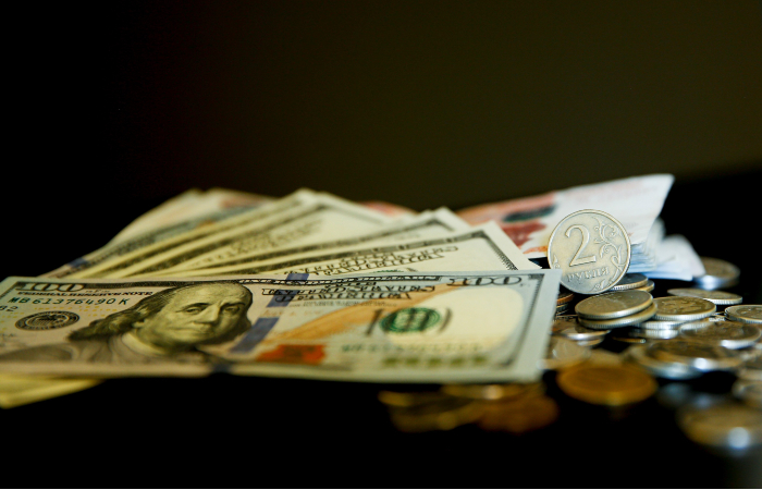 Рубль почти не изменился к доллару и евро на старте торгов в ожидании внешних сигналов