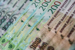 Рубль умеренно снижается к доллару и евро на старте торгов