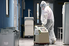 В России за сутки с коронавирусом в больницу попали 12 749 человек