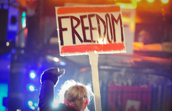 В Париже и Брюсселе запретили протестные "конвои свободы"