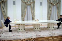 Кремль подтвердил отказ Макрона сдавать ПЦР-тест перед встречей с Путиным