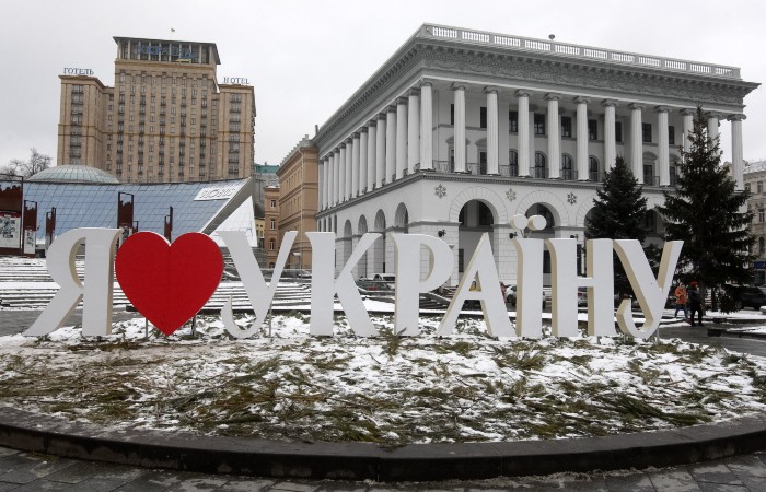Власти США вывезут большинство сотрудников своего посольства на Украине