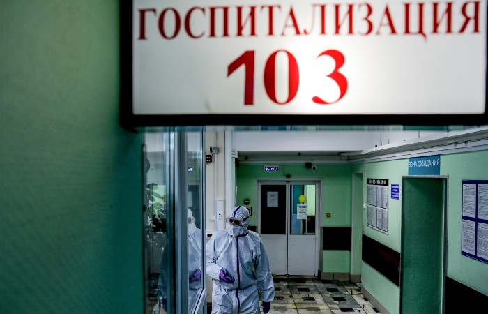 В России за сутки с коронавирусом в больницу попали 12 653 человека