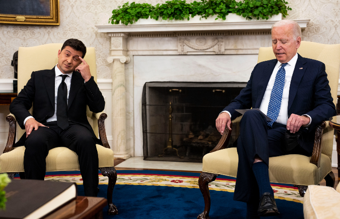 Байден и Зеленский договорились сочетать "дипломатию и сдерживание" в ответ на действия РФ