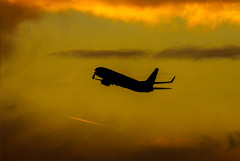 Зарубежные авиакомпании не спешат отменять рейсы на Украину