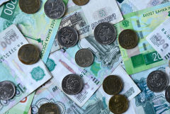 Рубль умеренно растет к доллару и евро на старте торгов