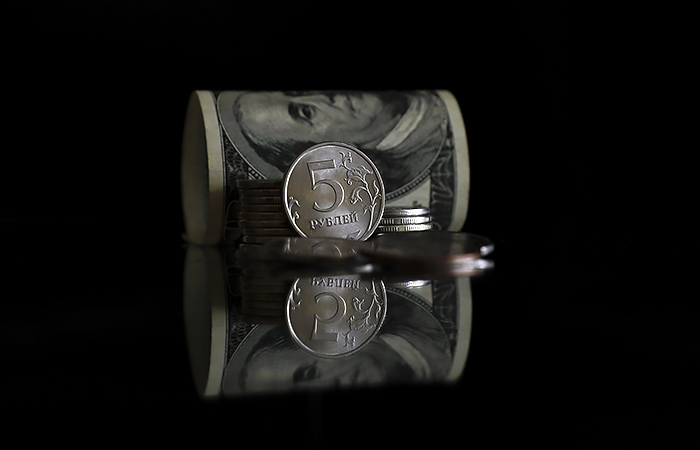 Рубль и акции усилили падение на новостях об обострении ситуации в Донбассе