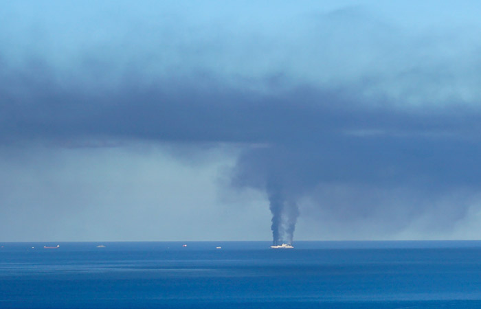 C горящего парома у берегов Греции эвакуировали сотни человек