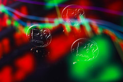 Рубль укрепляется к бивалютной корзине в надежде на мирное решение украинского кризиса