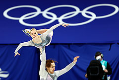 Российские фигуристы завоевали серебро и бронзу ОИ среди спортивных пар