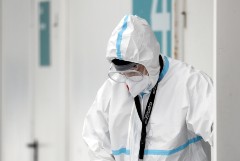 В России за сутки с коронавирусом госпитализировали 15 тысяч пациентов