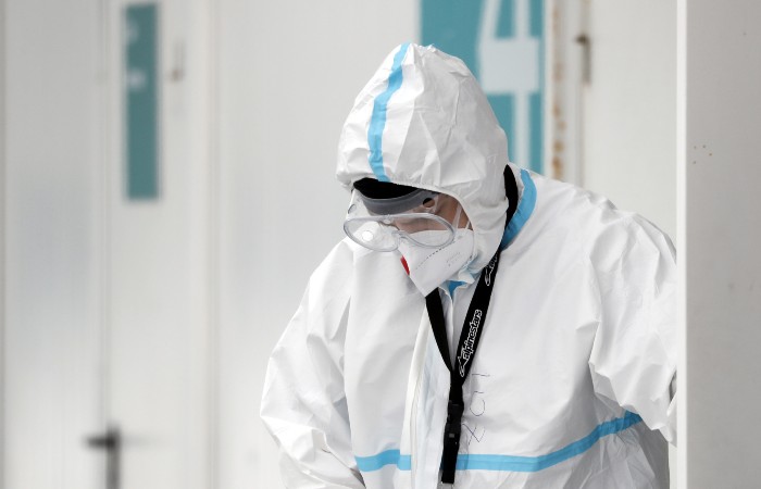 В России за сутки с коронавирусом госпитализировали 15 тысяч пациентов