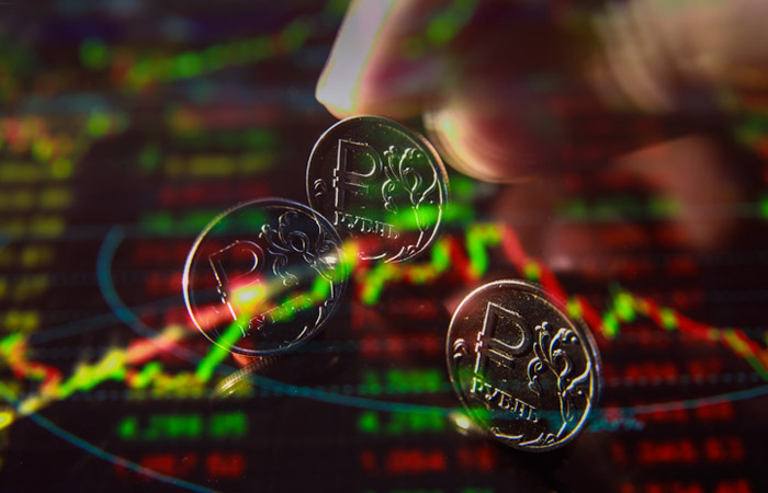 Рубль и акции перешли к снижению на новостях о военной эскалации в Донбассе