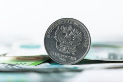 Рубль на старте торгов умеренно снижается к доллару и евро из-за негативного внешнего фона