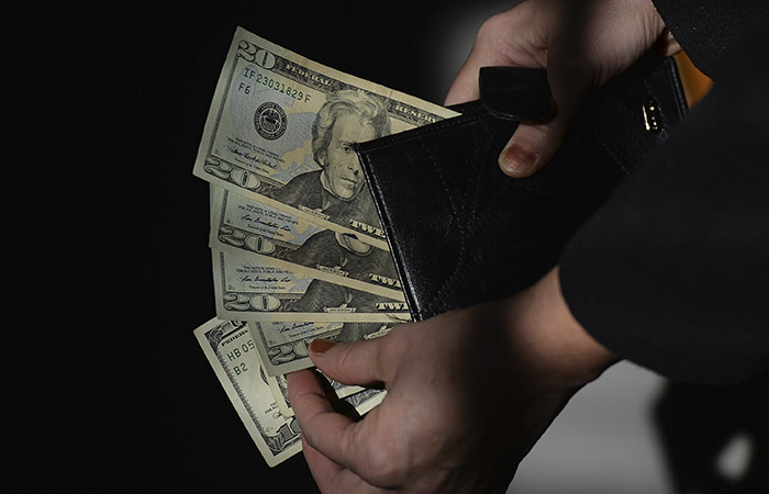 На фоне обновления рублем исторических минимумов появились осторожные валютные продажи