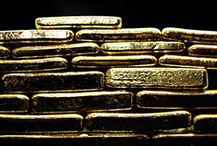 Золото приблизилось к годовому максимуму на геополитических новостях