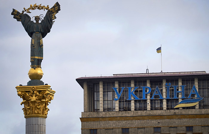 Рада ввела военное положение на Украине