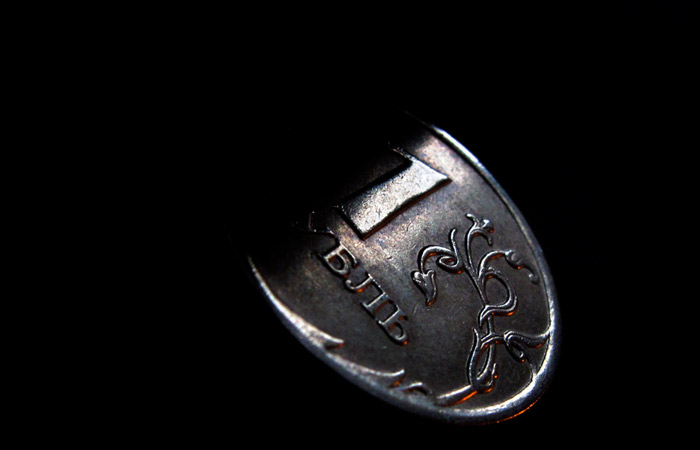 Рубль отыграл существенную часть утреннего обвала к доллару и евро