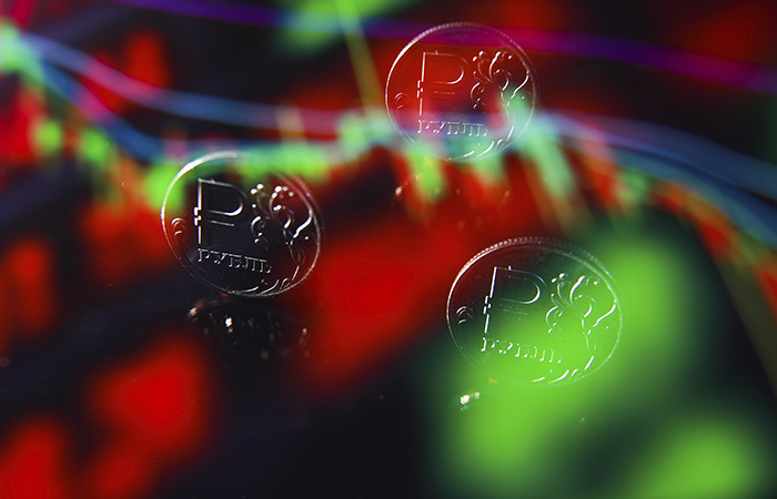 Рубль обвалился на старте торгов после начала военных действий в Донбассе