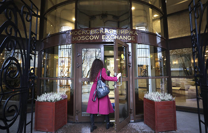 ЦБ решил не проводить торги акциями на "Мосбирже" в понедельник