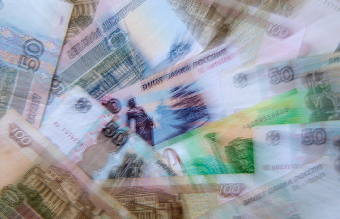 Рубль закрыл торги сильным падением к доллару и евро