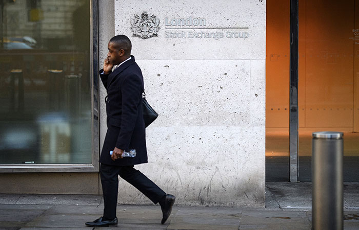 Расписки на российские акции в Лондоне днем вернулись к падению