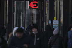 Рубль продолжил дешеветь к доллару и евро на новостях о продолжении спецоперации