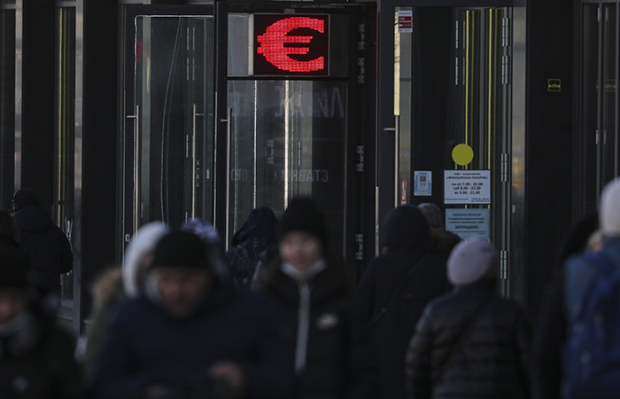 Рубль продолжил дешеветь к доллару и евро на новостях о продолжении спецоперации