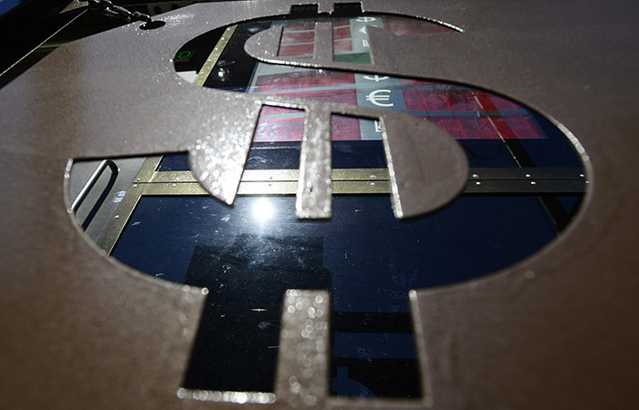 Доллар подорожал до 100,48 рубля, евро - до 111,75 рубля