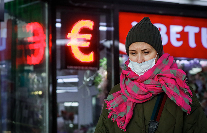 Курс евро обновил исторический максимум и уперся в верхнюю границу биржи