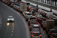 Москва встала в десятибалльных пробках перед праздниками