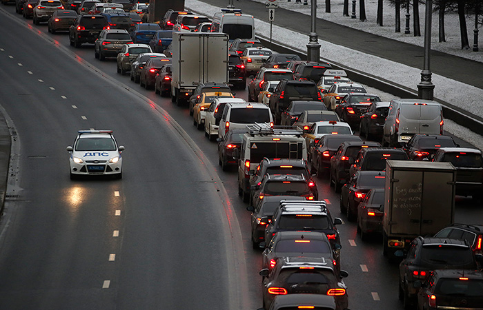 Москва встала в десятибалльных пробках перед праздниками