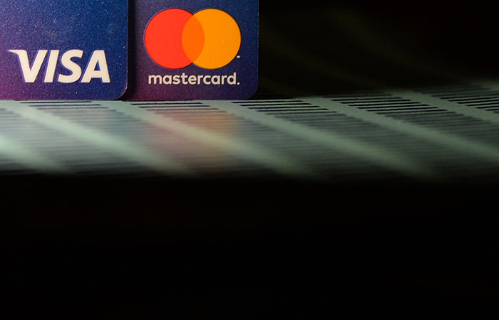 Карты Visa и Mastercard банков РФ будут работать в стране до истечения срока действия