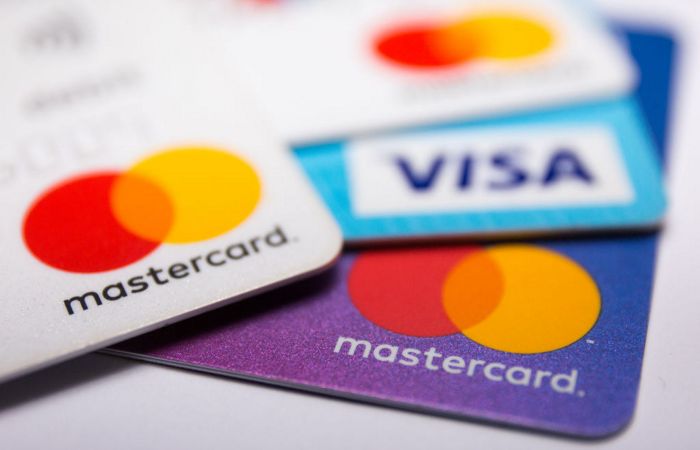 Η Visa και η Mastercard ανακοίνωσαν την αναστολή των δραστηριοτήτων στη Ρωσία