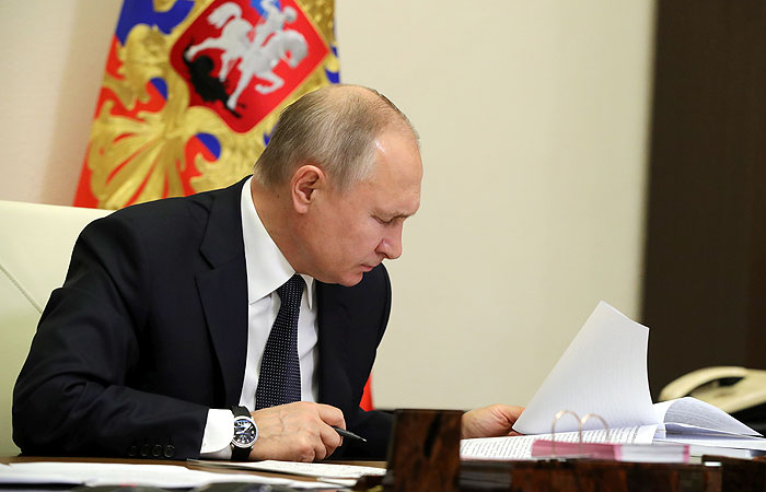 Путин подписал внесенный правительством закон об антикризисных мерах