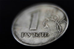 Рубль ускорил снижение к доллару и евро на фоне новых антироссийских санкций