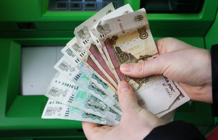 Рубль перешел в четверг днем к заметному укреплению