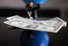 Курс доллара обновил исторический максимум, поднявшись до 121,5275 руб.