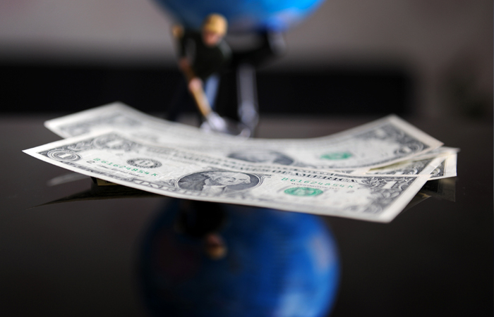 Курс доллара обновил исторический максимум, поднявшись до 121,5275 руб.