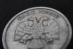 Рубль сумел закрыть торги четверга небольшим повышением к доллару и евро