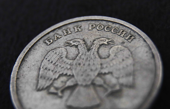 Рубль сумел закрыть торги четверга небольшим повышением к доллару и евро