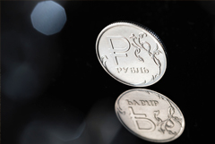 Рубль закрыл торги понедельника слабым повышением к доллару и евро