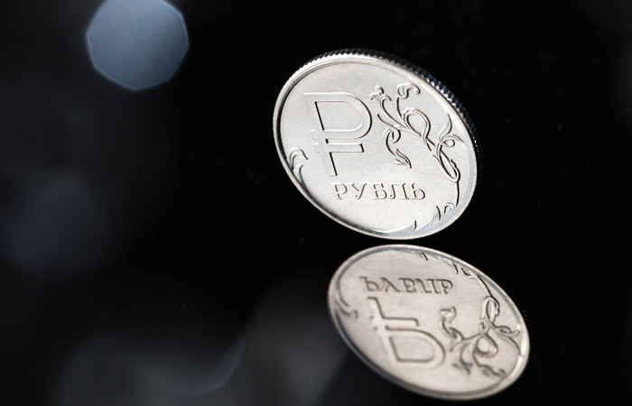 Рубль закрыл торги понедельника слабым повышением к доллару и евро